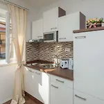 Helena Apartment *