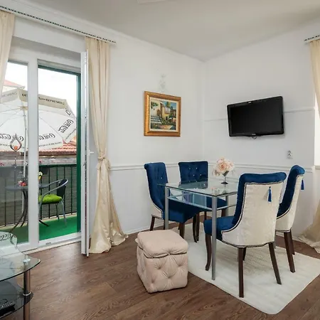 Helena Apartment *